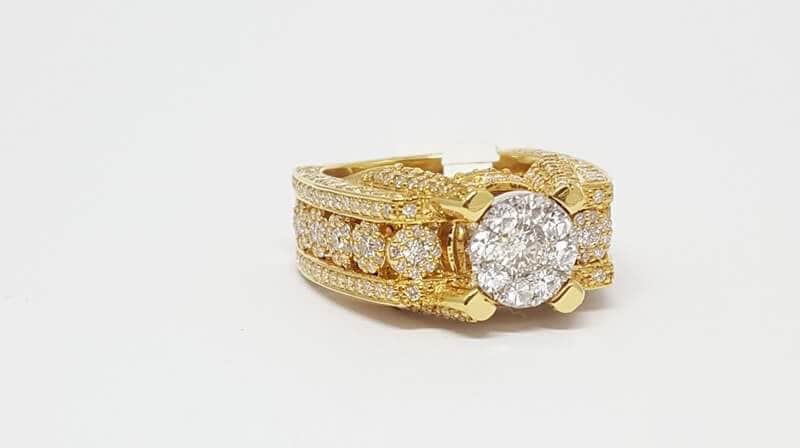 Einzigartiger Und Atemberaubender 3.05 Tcw 14K Gelbgold Diamant Pinky Herrenring Mit Illusion Kopf Mitte von salehijewelry