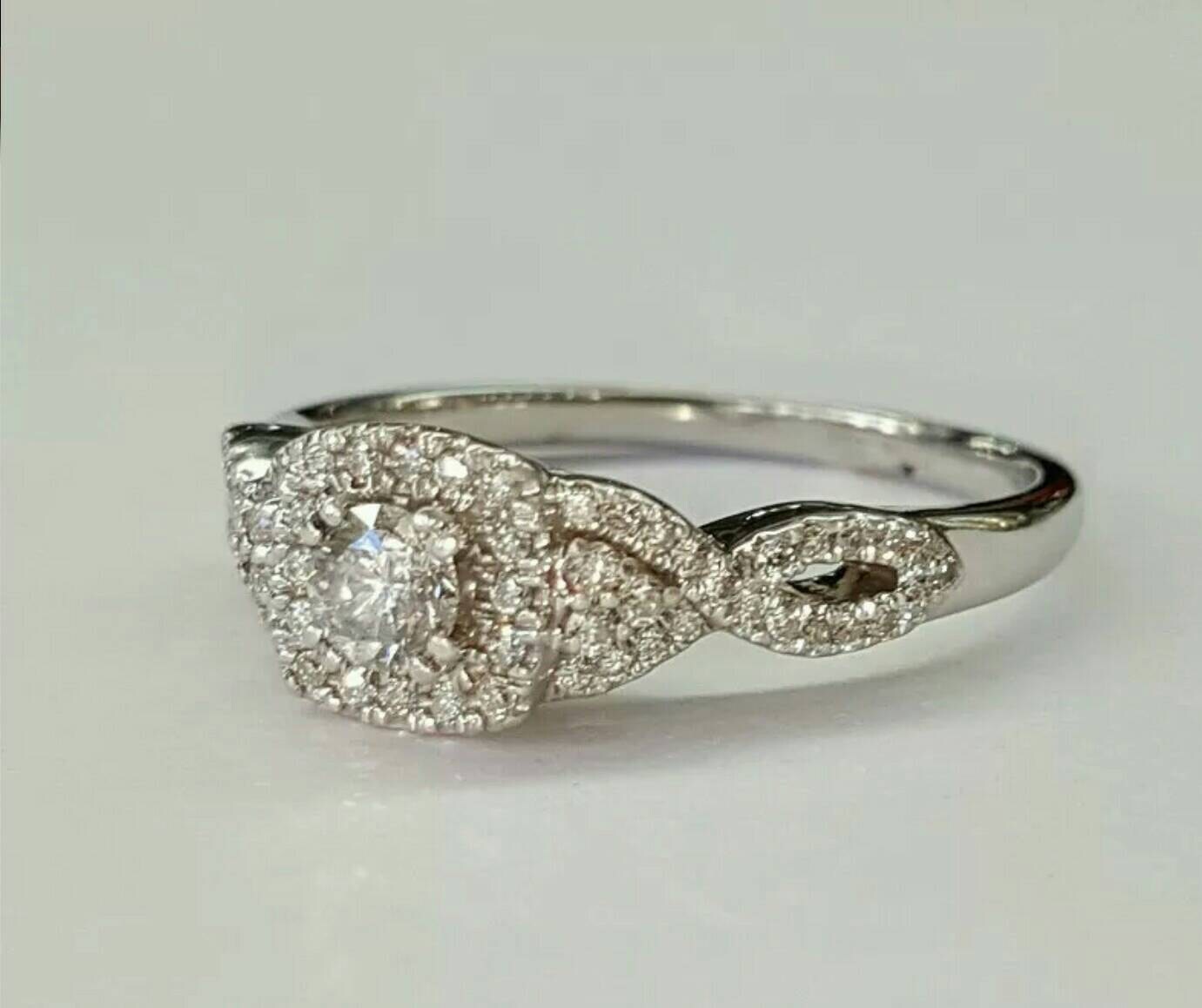 Wunderschöner 14K Gold Diamant Halo Verlobungsring von salehijewelry