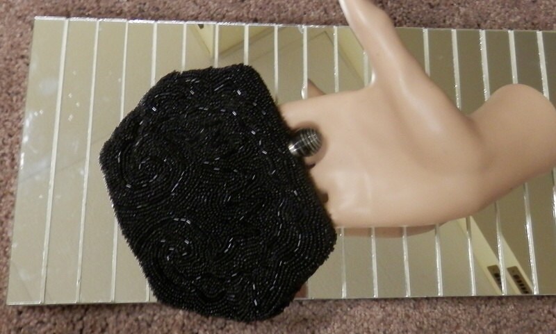 1940Er Vintage Schwarze Perlen Geldbörse Klein Mit Perlenband Bakelitverschluss von sallys4025