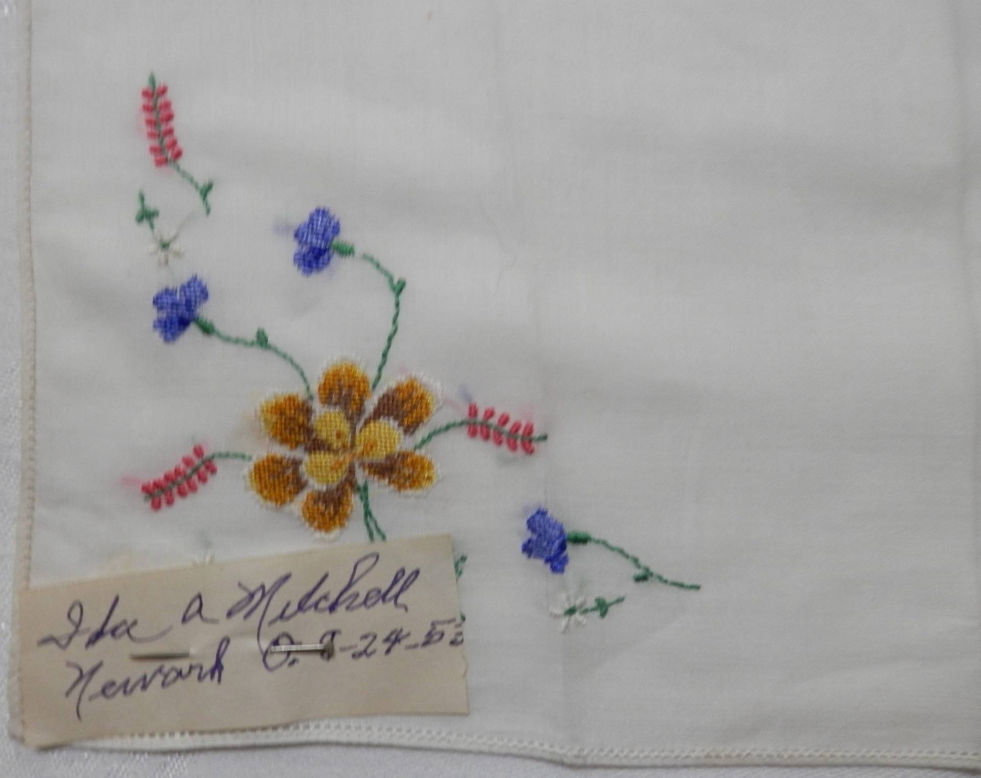 Vintage Frauen Taschentuch Cross Stitched Floral Design 1953 Hergestellt in Der Schweiz Vintage Frauen Taschentuch Cross Stitched Floral Design 1953 Hergestellt in Der Schweiz von sallys4025