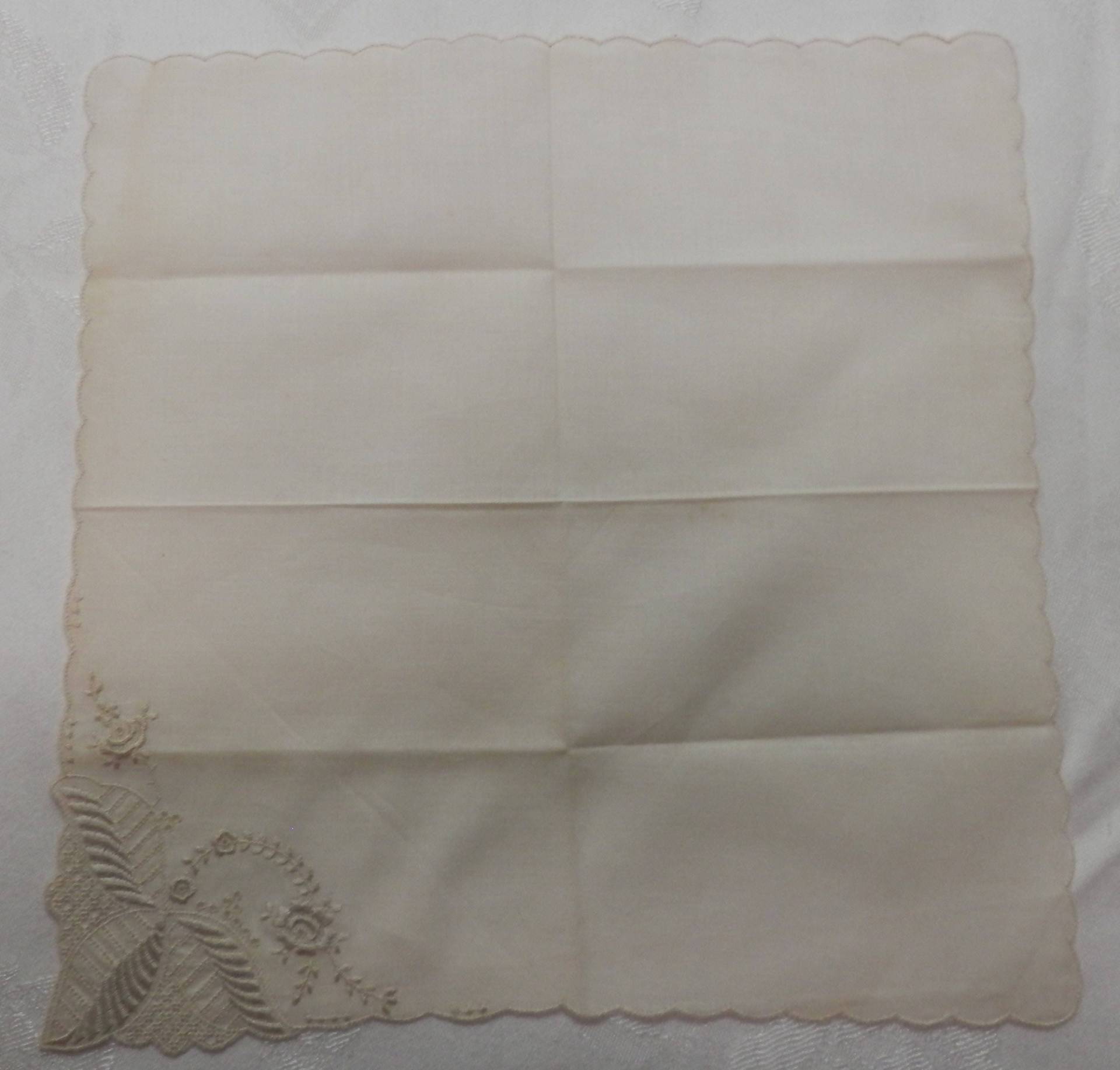 Vintage Taschentuch Nie Benutzt 1950Er Jahre Floral Design Weiß Auf Vintage Taschentuch Nie Benutzt 1950Er Jahre Floral Design Weiß Auf von sallys4025