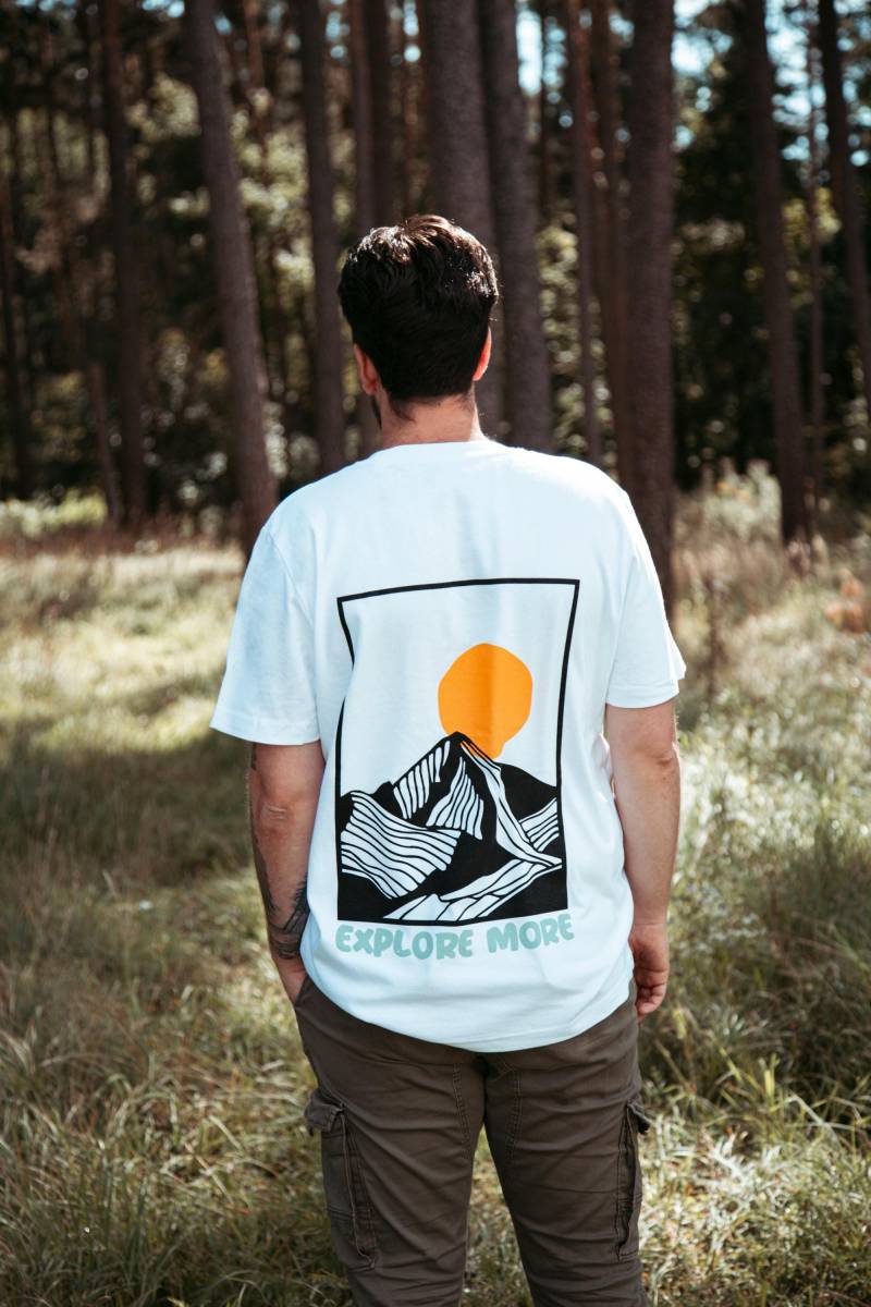 Unisex T-Shirt "Explore More" von saltXamore