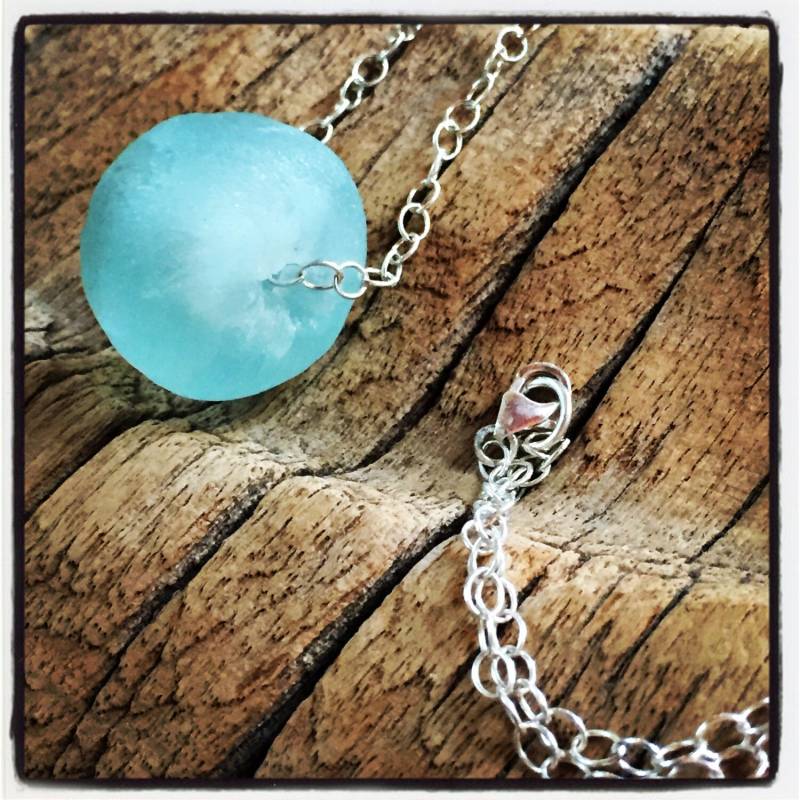 Blauer Planet Serie Blass Aqua Recycling Glas Sterling Silber Halskette Blauer Planet Serie Blass Aqua Recycling Glas Sterling Silber Halskette von saltybluedesigns