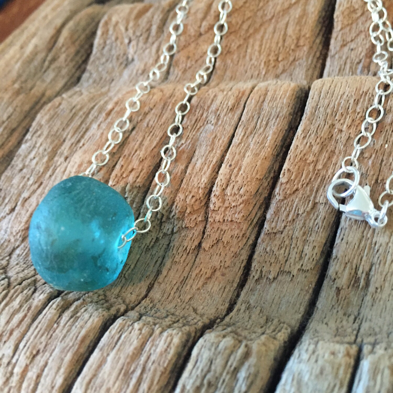 Blauer Planet Serie Recyceltes Glas Sterling Silber Halskette Blauer Planet Serie Recyceltes Glas Sterling Silber Halskette von saltybluedesigns