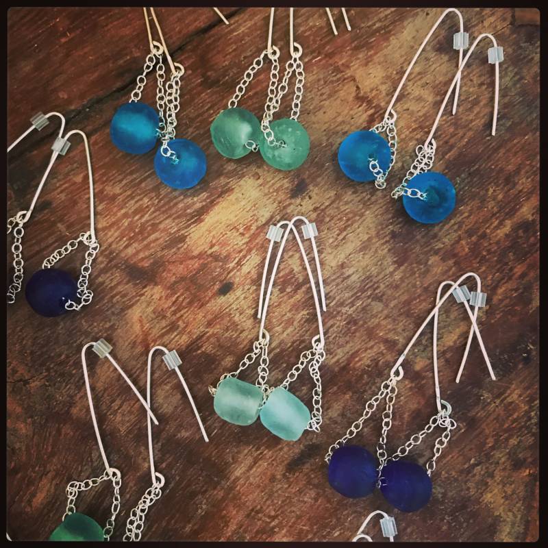 Blauer Planet Serie Recycling Glas Sterling Silber Ohrringe Blauer Planet Serie Recycling Glas Sterling Silber Ohrringe von saltybluedesigns