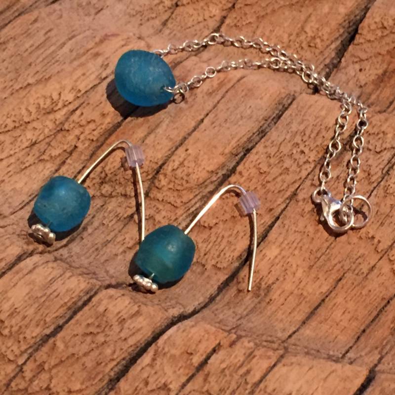 Blauer Planet Serie Recycling-Glasarmband Und Ohrringe Set von saltybluedesigns