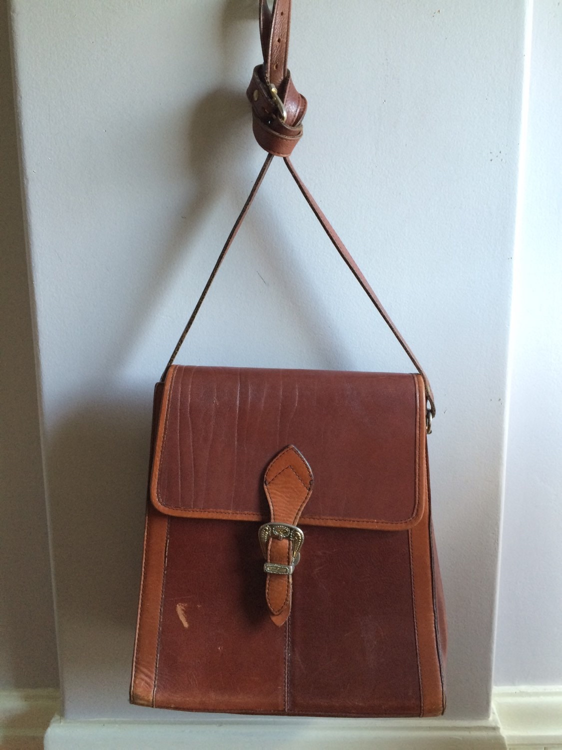 1970Er Jahre Leder Cross Body Handtasche/Handgefertigt in Den Usa Gabbriele Zweifarbige von saltydogvintage
