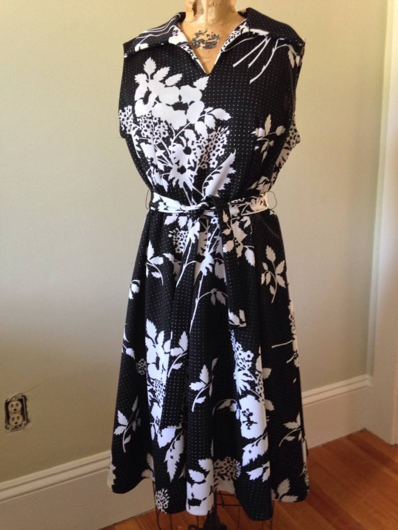 1970Er Schwarz & Weißes Polyester Kleid/70Er Tageskleid Und Weißes Jahre Ärmelloses Sommerkleid von saltydogvintage