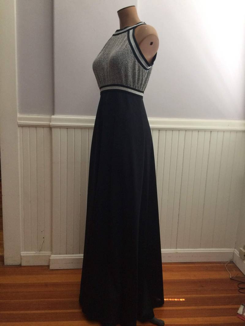 1970Er Silber Und Schwarz Polyester Neckholder Kleid/Empire-Taille Maxi 70Er Jahre Abschlussball Theater Kosten von saltydogvintage