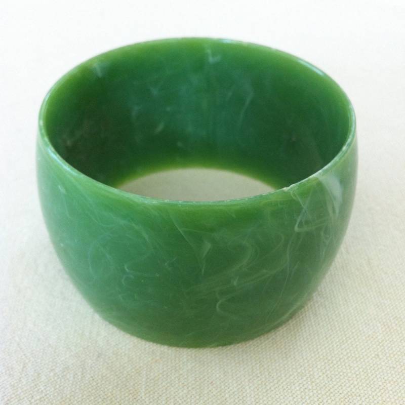 Achat Grün Bakelit Curved Cuff Armband von saltydogvintage