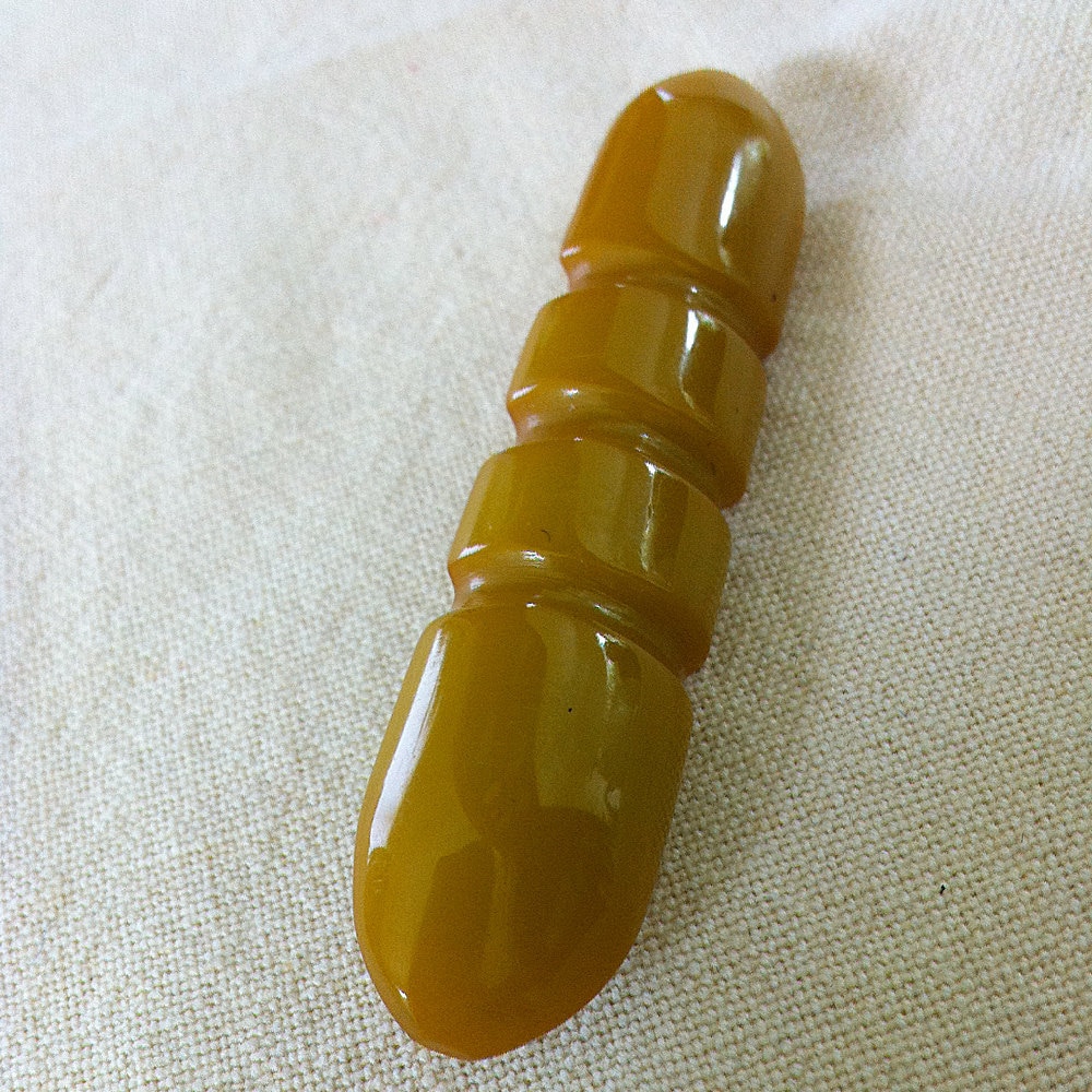 Chartreuse Bakelit Geschnitzter Fassstift von saltydogvintage