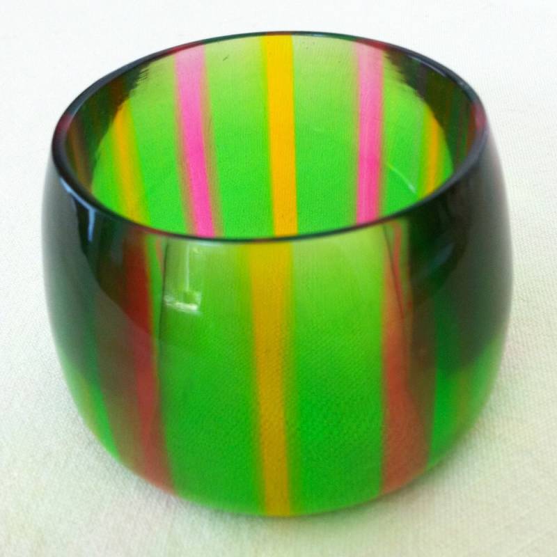Damen Schmuck Mode Accessoire/Vintage Lucite Gestreiftes Rosa, Grün Und Gelb Manschette Armband 1970Er Jahre von saltydogvintage