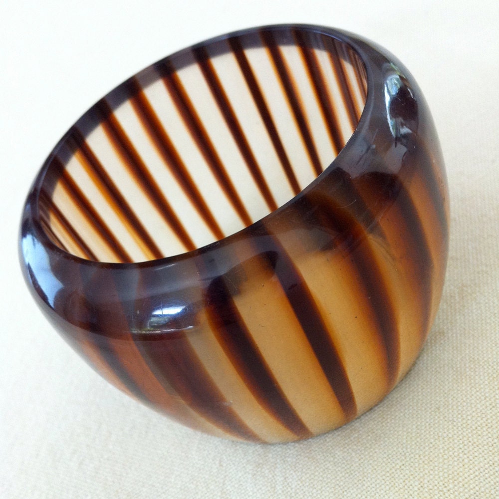 Damen Vintage Schmuck Mode-Accessoire/Breites Lucite Tiger Striped Manschettenarmband 1960Er Jahre High Fashion Accessoire Mod von saltydogvintage