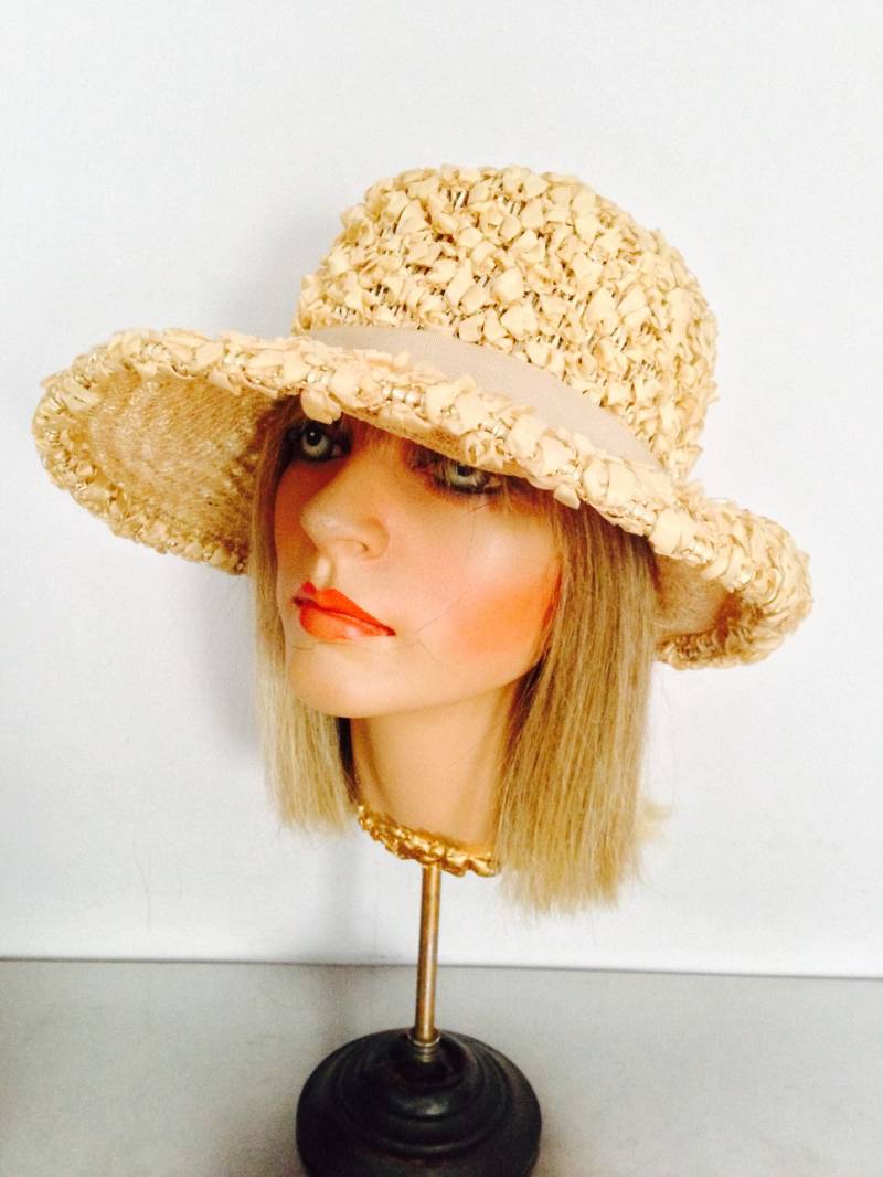 Frauen Vintage Accessoires/Eimer Stil Bandhut Beige Seidenband Und Strohhut Sommer Frühlings Accessoire von saltydogvintage