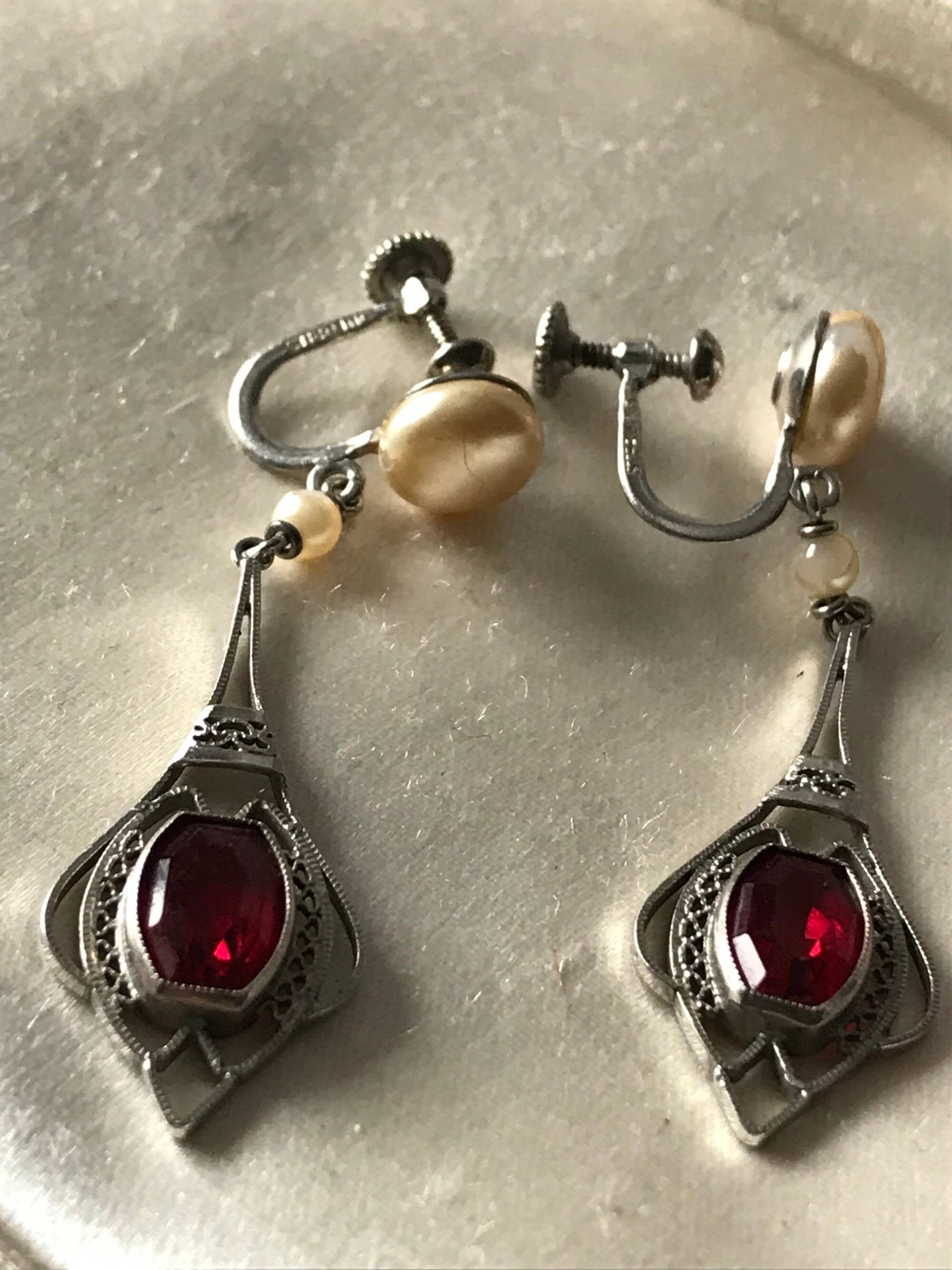 Frühe Schraubohrringe/Sterling, Granat, Faux Glasperlen Ohrringe Stering Silber Filigree Granat von saltydogvintage