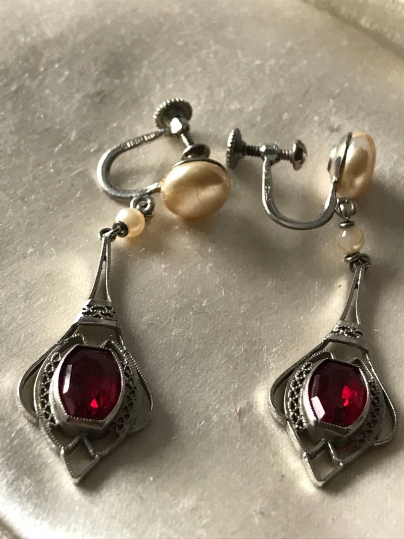 Frühe Schraubohrringe/Sterling, Granat, Faux Glasperlen Ohrringe Stering Silber Filigree Granat von saltydogvintage