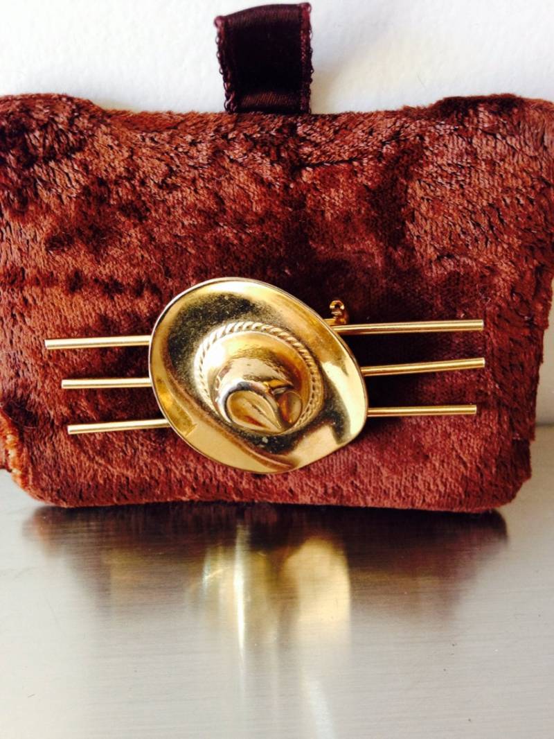 Modeschmuck Western Hut Brosche/Cowboy Mädchen Anstecknadel von saltydogvintage