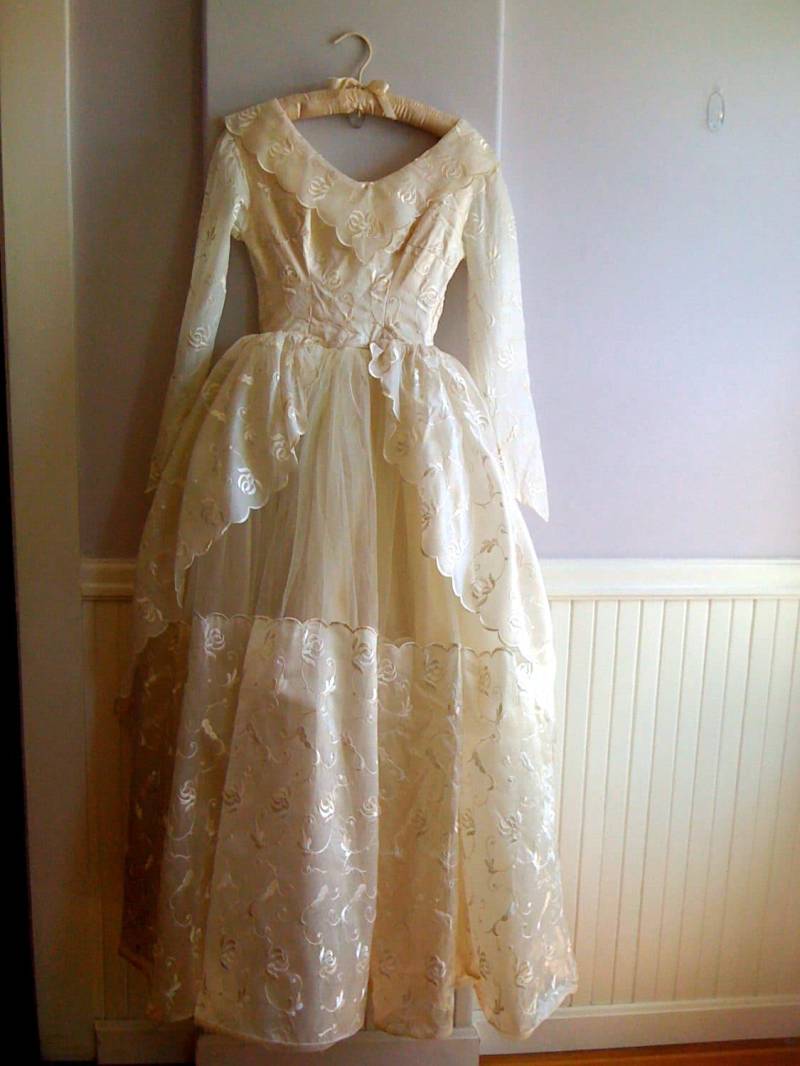 Prinzessin Brautkleid 1950Er Jahre Aus Organza Und Tüll Mit Traumhafter Schleppe/Größe Extra Small 0-2 von saltydogvintage