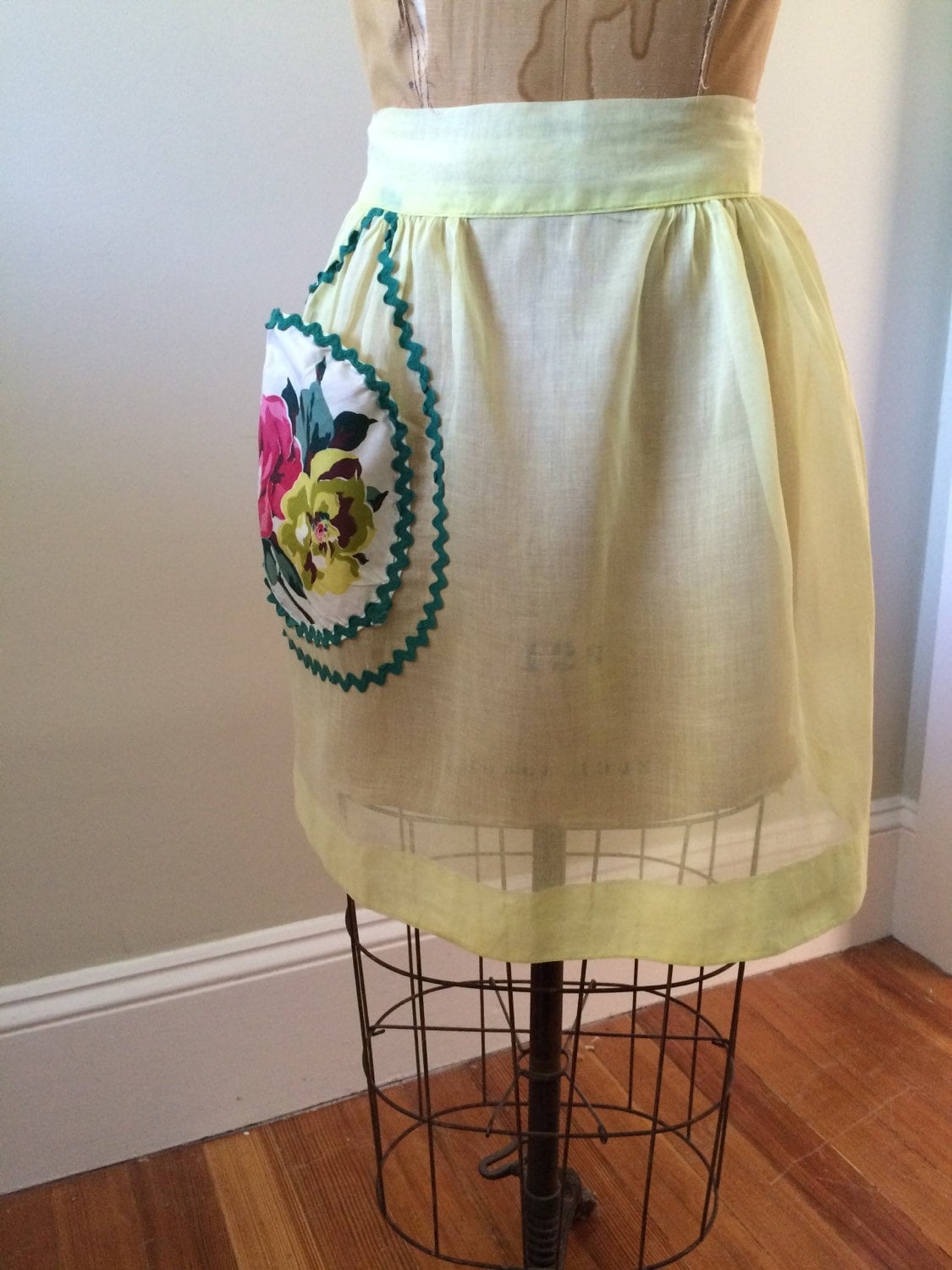 Vintage Gelbe Voile Schürze/Chintz Floral Patch Pocket Viole 1950's Formelle Luncheon Vintage Gelbe Voile Schürze/Chintz Floral Patch Pocket Viole 1950's Formelle Luncheon von saltydogvintage