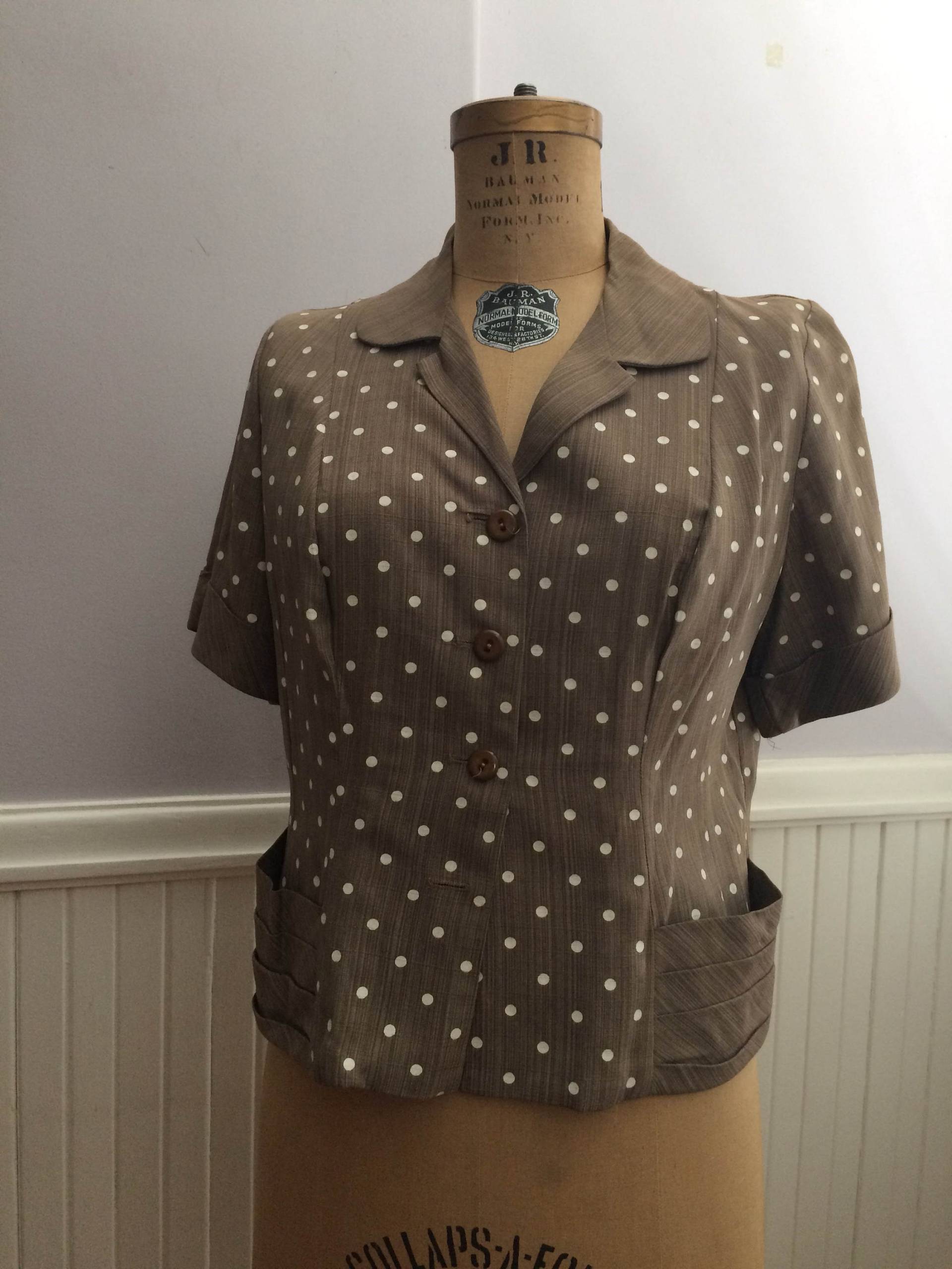 Vintage Kleidung/Taupe-Weißes Polka-Dot-Oberteil Für Frauen von saltydogvintage