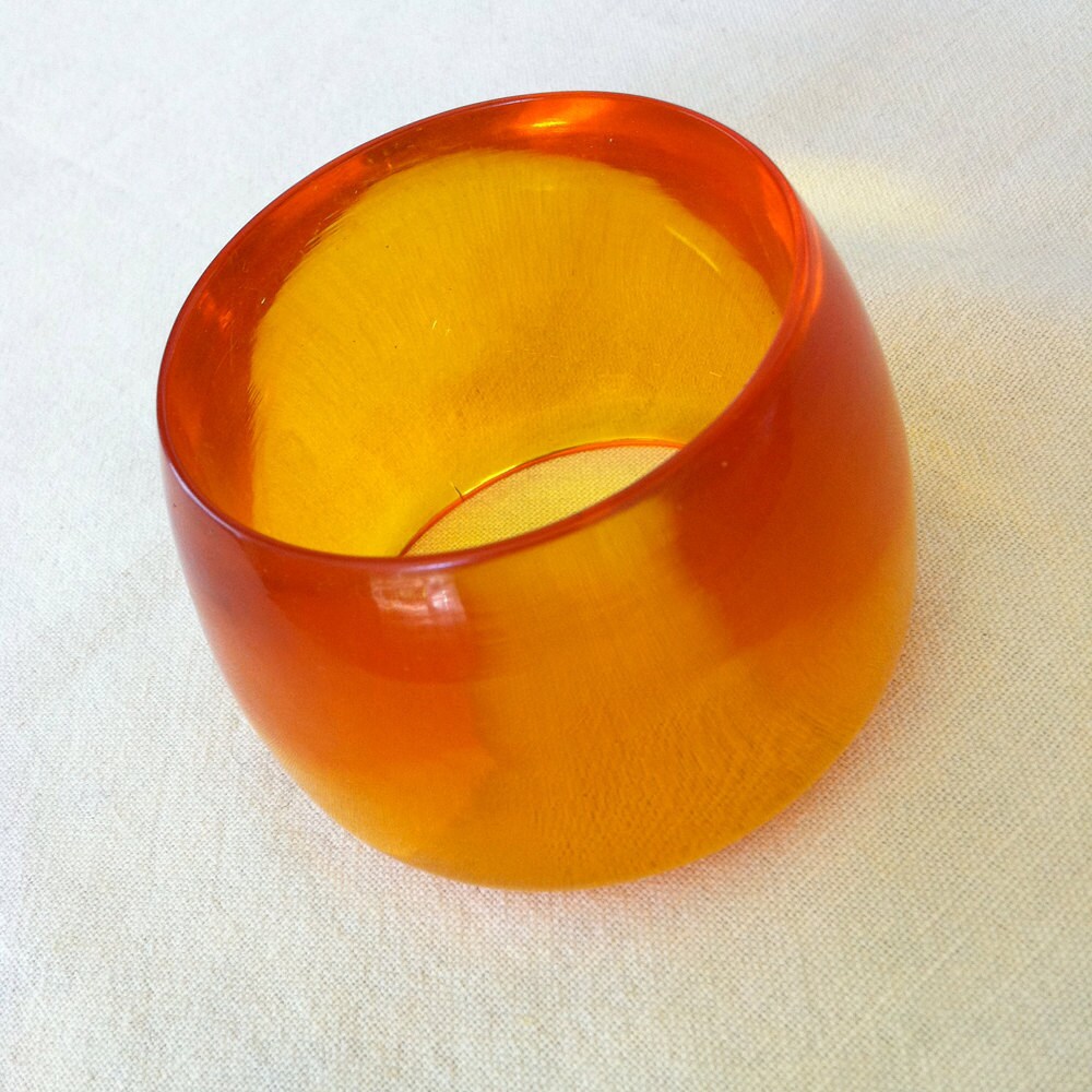 Vintage Lucite Modeschmuck/Bernsteinfarbenes Manschettenarmband 60Er-70Er Jahre Bernsteinfarbene Slip-On Manschettemod Zubehörbreite Manschette von saltydogvintage