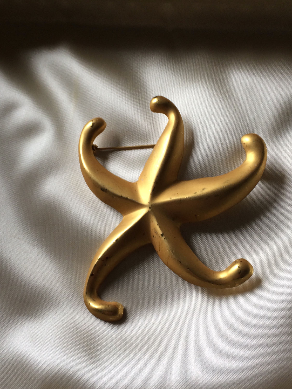 Vintage Schmuck/Goldfarbene Seestern Brosche Aus Gebürstetem Metall 1980Er Jahre Modeschmuck Anstecknadel von saltydogvintage