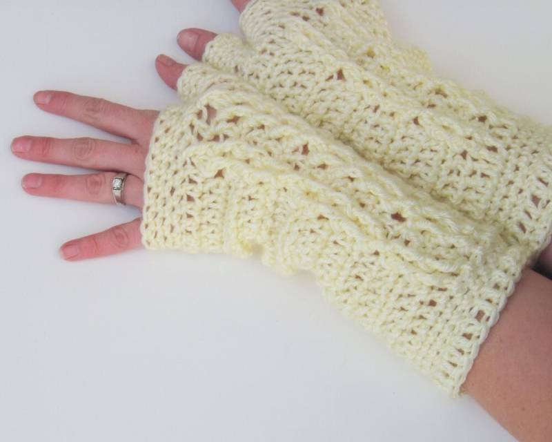 Extra Weiche Cremefarbene Fingerlose Handschuhe Mit Kabeldekoration Extra Weiche Cremefarbene Fingerlose Handschuhe Mit Kabeldekoration von salutationscrochet