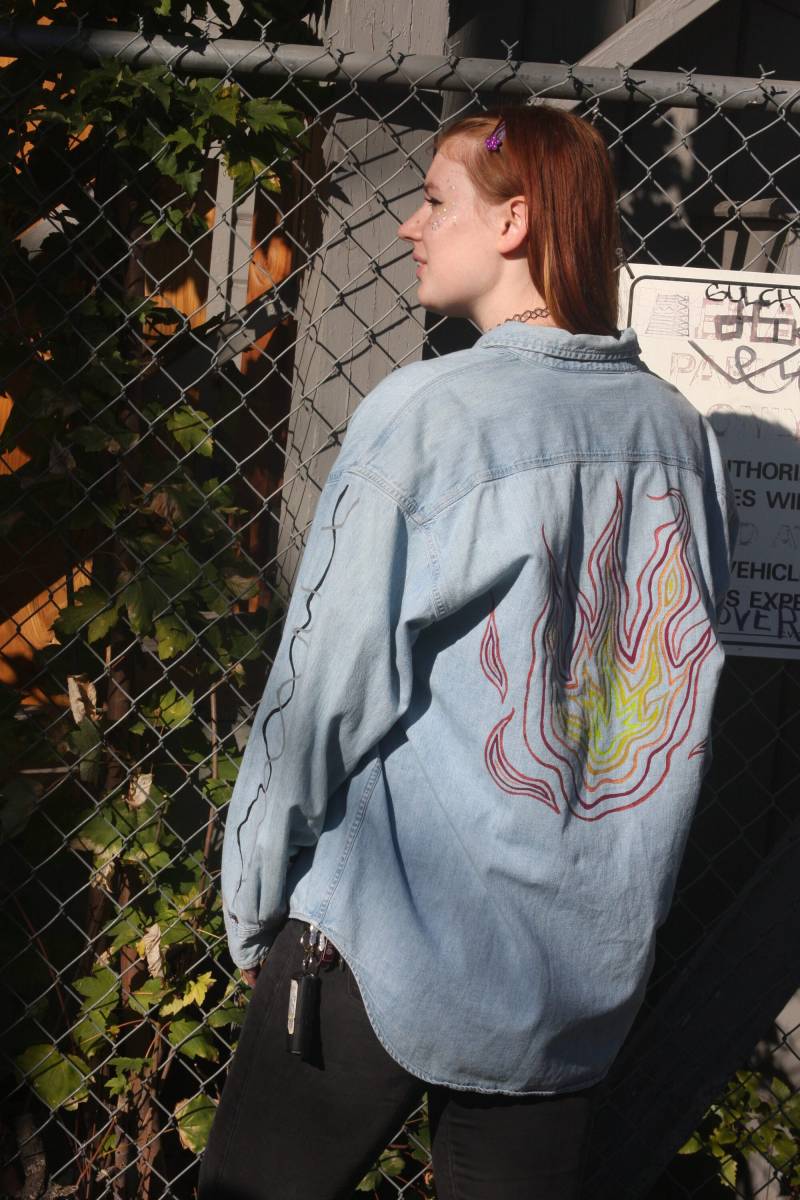 Hand Bemalt Flamme Denim Button Up von sampletcher
