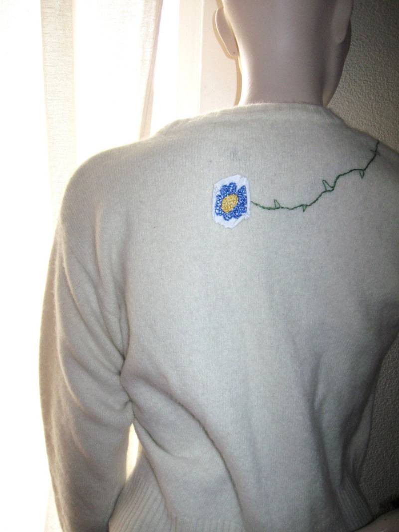 Bestickte Cardigan Sweater Wolle Drachen Design Eierschale Weiß von samsstuff