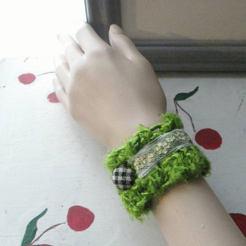 Cuff Bracelet Grün Gehäkelt von samsstuff