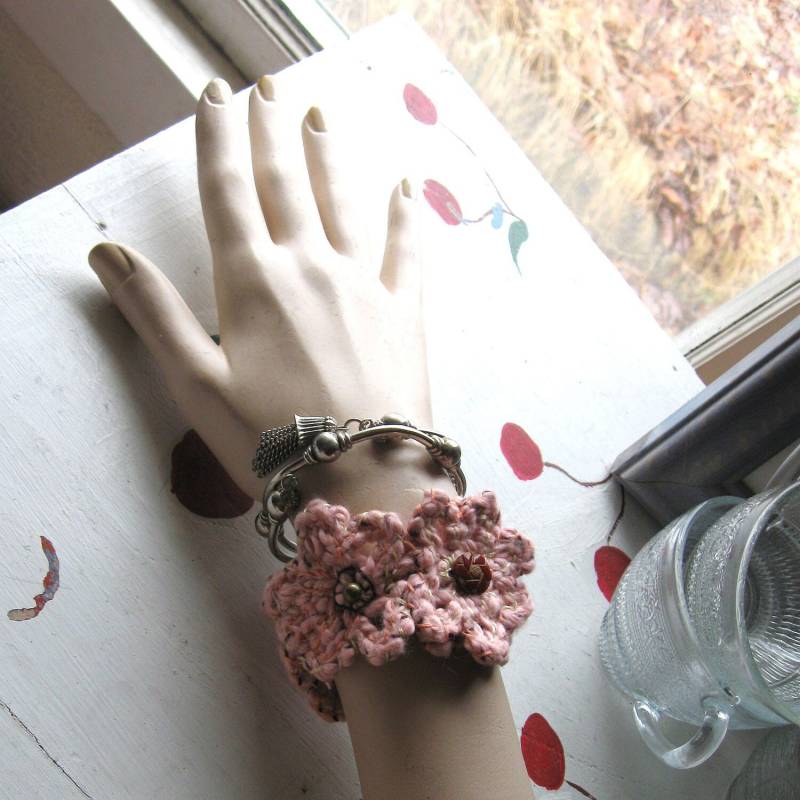 Floral Cuff Bracelet Bestickt Pink Crochet Perlen von samsstuff