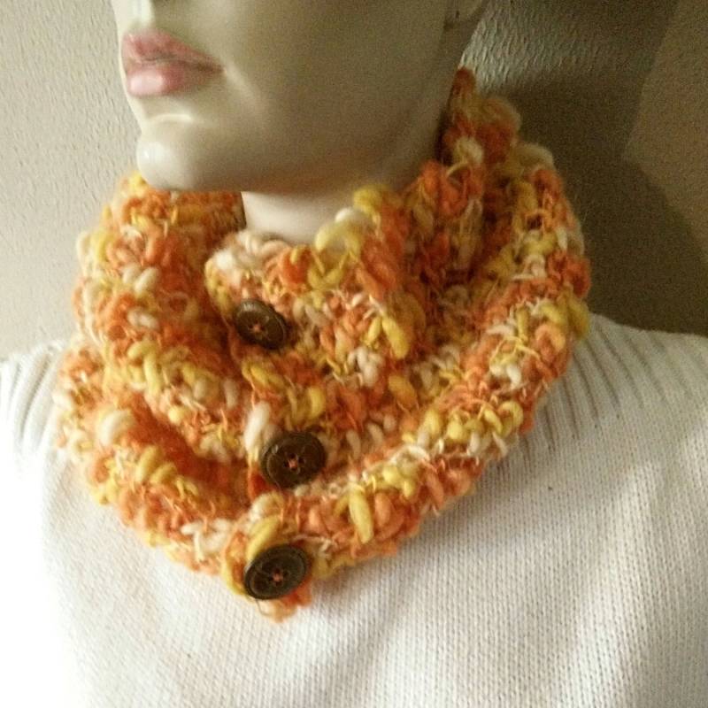 Gehäkelter Schal in Orange Gehäkelt von samsstuff