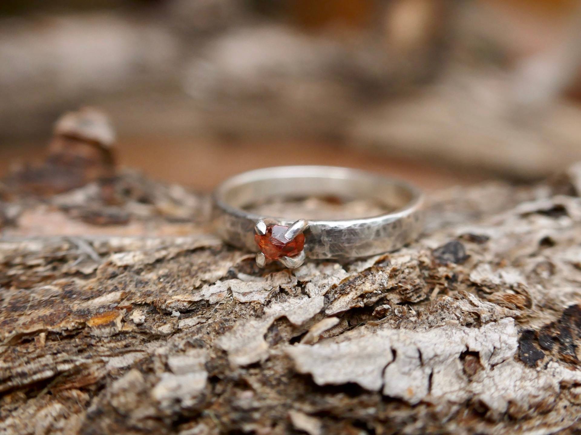 Spessartin Granat Gehämmerter Bandring, Sterling Silber Krappenfassung Natürlicher Granat, Size 8 von sandandsagevibes