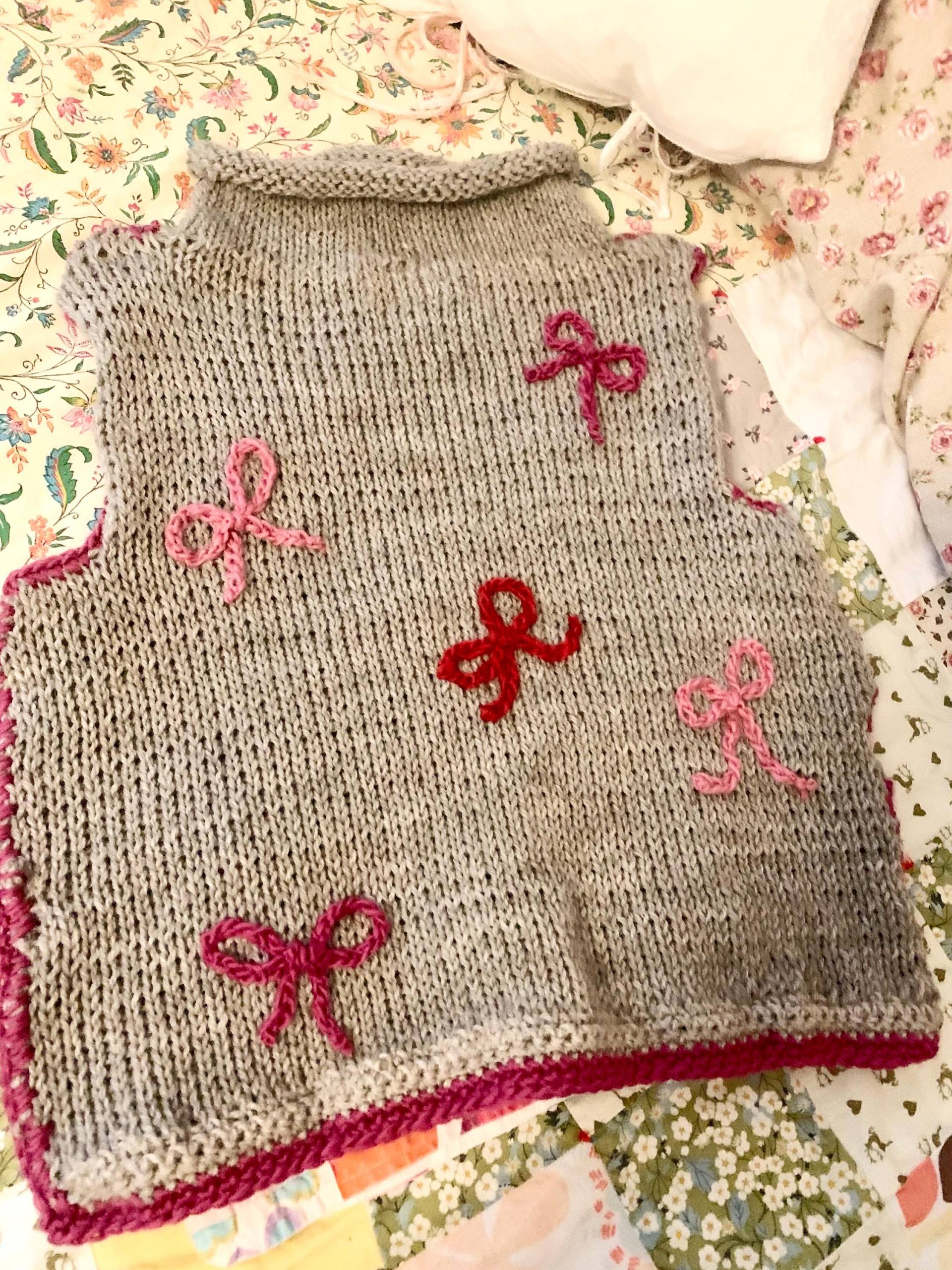 Pullunder "A Marshmallow World" Nr. 2/Grau von sandralietzmann