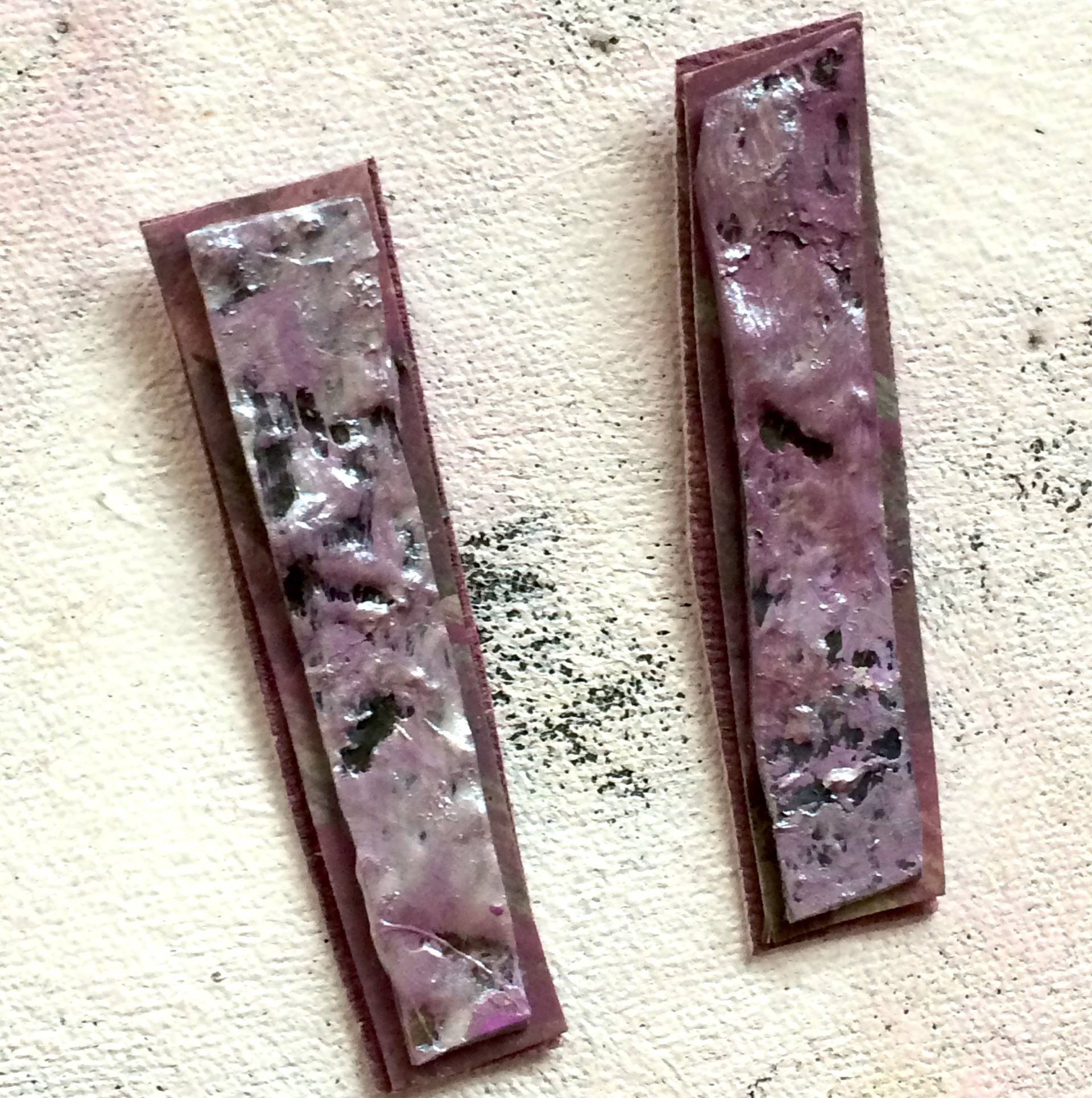 Fliederfarbene Ohrstecker Aus Upcycled Künstlerpalette Fliederfarbene Ohrstecker Aus Upcycled Künstlerpalette von sandyartparts