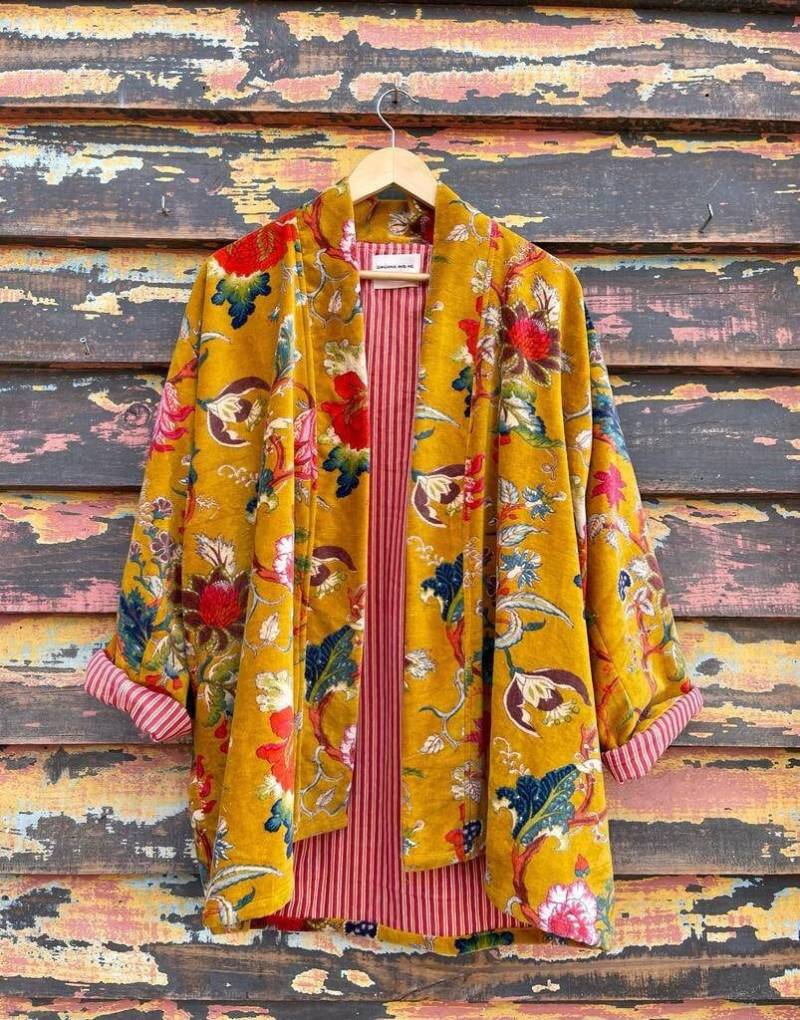 Samtjacke Kurz | Gelbes Streifenfutter von sanjanaandmestudio