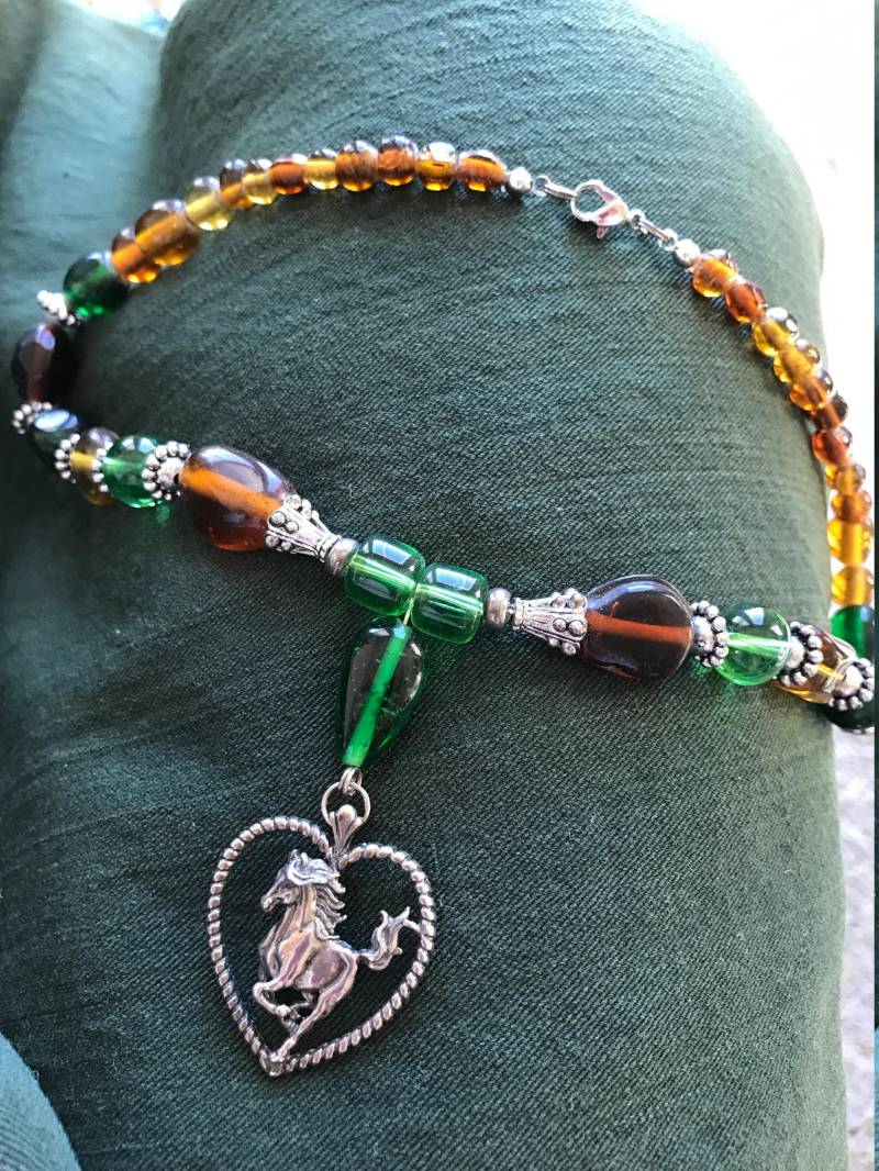 Halskette Mit Pferd Und Herz Aus Glasperlen von sanpetevalleytraders