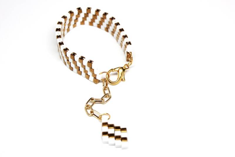 Armband Mit Diagonalmuster, Einheitsgröße, Verlängerungskette Und Perlenanhänger - Vorrätig Armband Mit Diagonalmuster, Einheitsgröße, Verlängerungskette Und Perlenanhänger - Vorrätig von saracramer