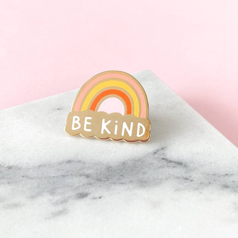 Be Kind Emaille Pin - Mentales Gesundheitsbewusstsein Regenbogen Anstecknadel Badge von sarahfrancesart