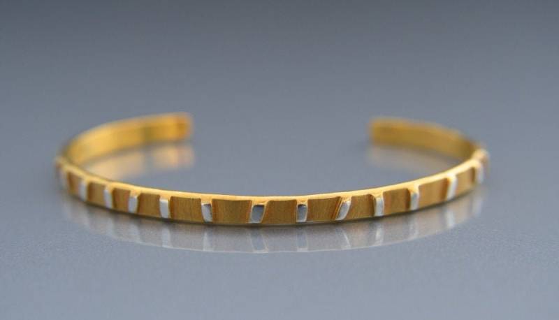 Comfort Fit Verstellbare Manschette Armband/Abstrakte Off-Set Erhabene Streifen Echtes 24 K Gold Über Sterling Silber Höhe Punkte Modern von sarahkrisherstudio