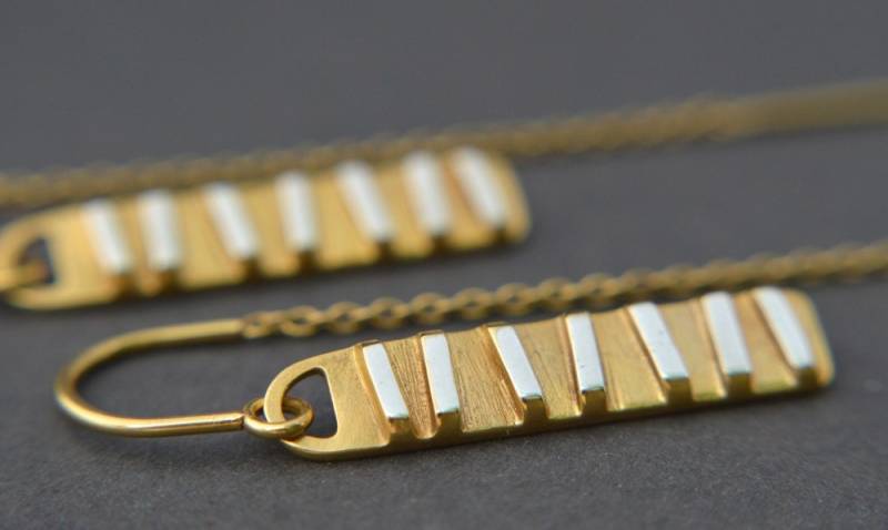 Erhöhte Off-Set Gestreifte Kettenohrringe/Moderne Abstrakte Rechteck Ohrringe Echtes 24 K Gold Über Sterling Silber Silberne Hohe Bereiche von sarahkrisherstudio