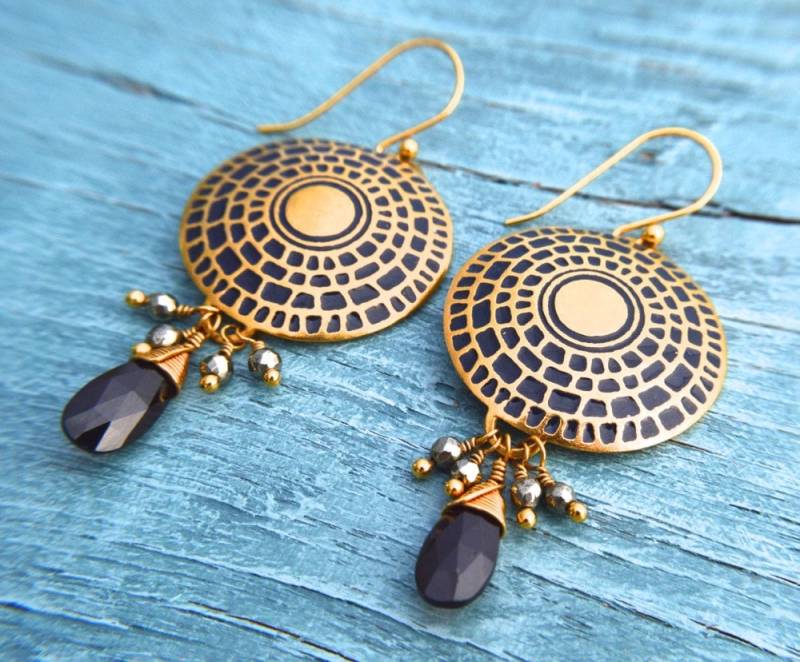 Runde Abstrakte Bullseye Relief Ohrringe/Bläulich Schwarzes Glas Email Granat Pyrit Echtgold Über Sterling Silber von sarahkrisherstudio