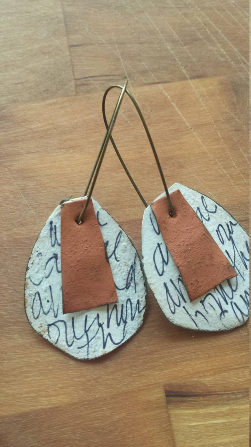 Schwarz Und Weiße Doodle Ohrringe Mit Terrakotta Schwarz Und Weiße Doodle Ohrringe Mit Terrakotta von sarahshoot