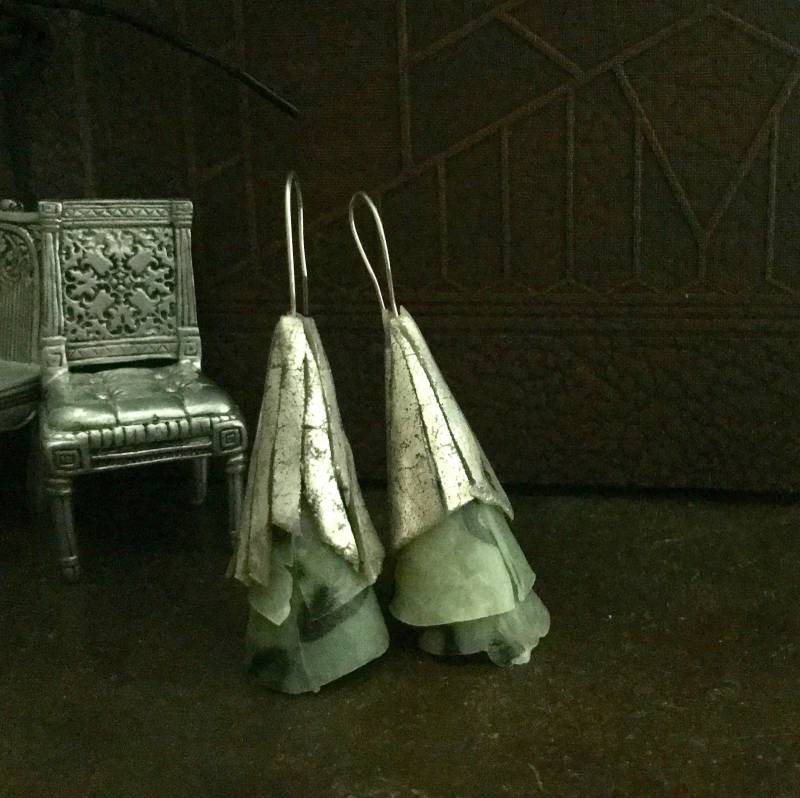 Meerschaum Grün Kegel Mit Winterlichen Silber Scherben von sarahwilbanks