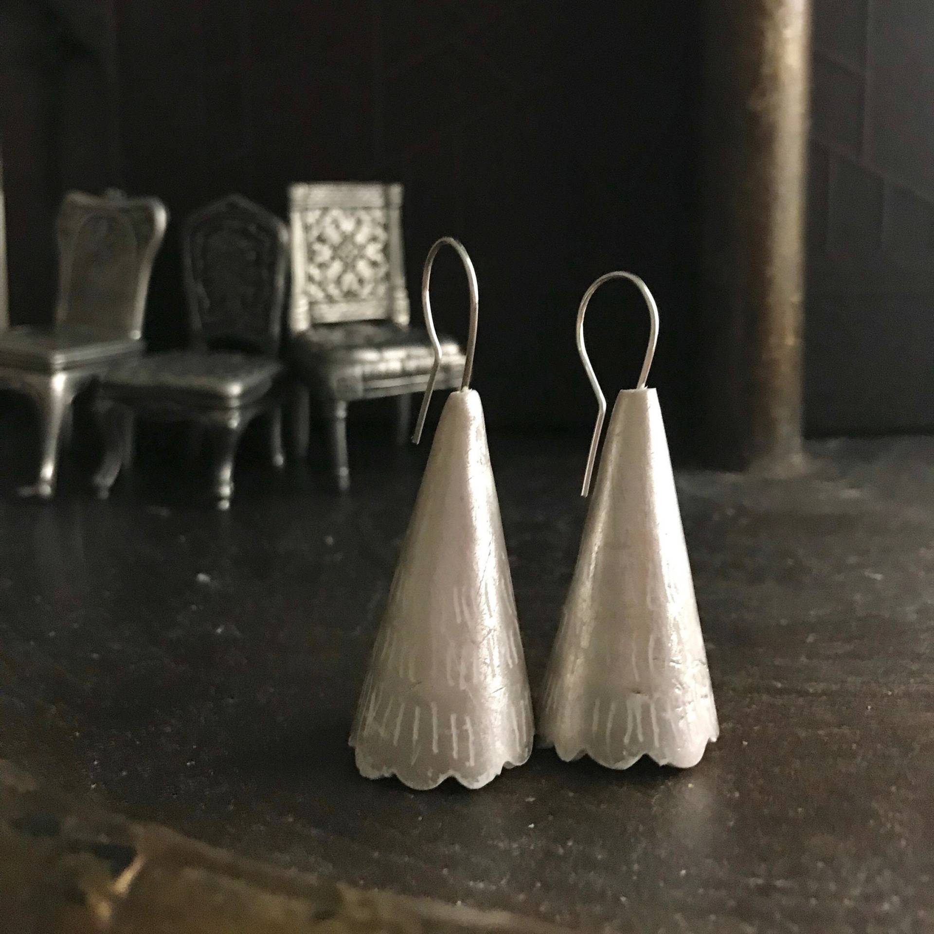 Schimmernde Silberkegel Mit Gezapfter Borte Schimmernde Silberkegel Mit Gezapfter Borte von sarahwilbanks