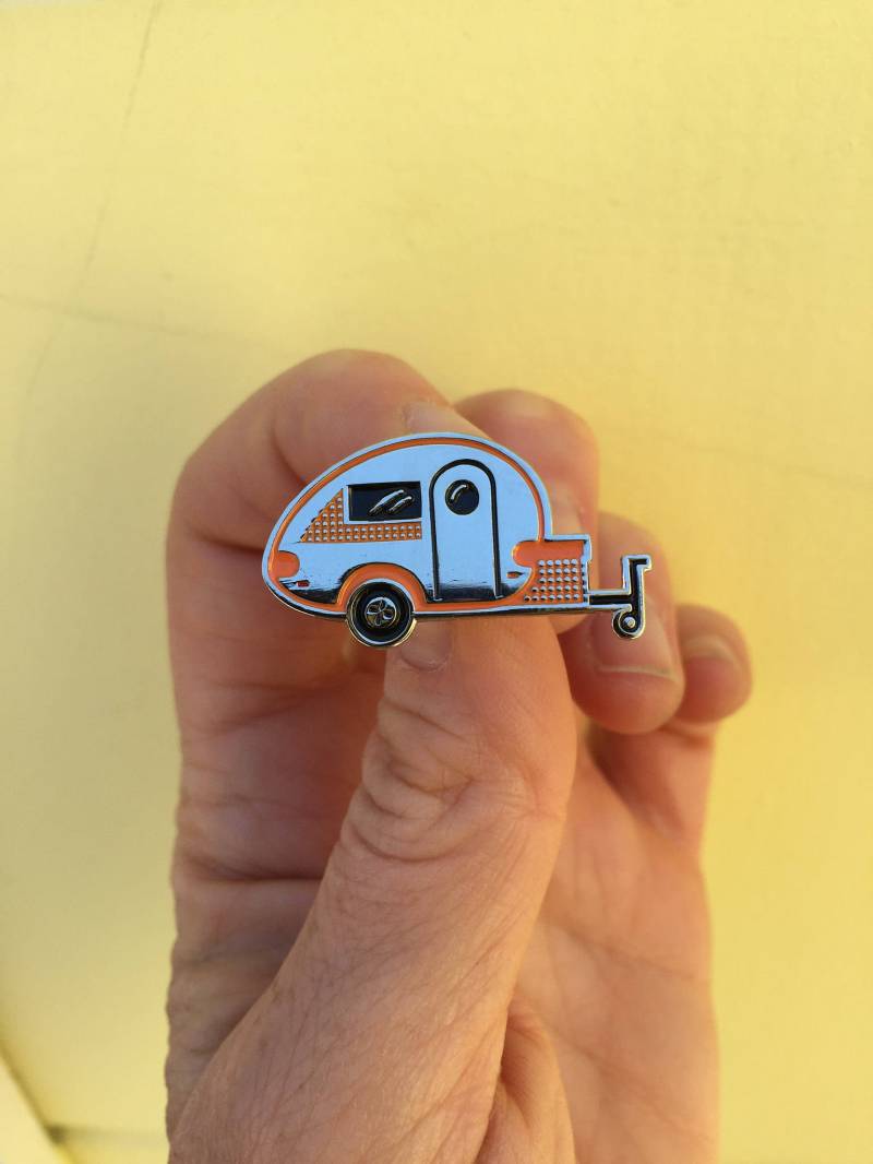 T@b Anhänger Emaille Pin T@b Anhänger Emaille Pin von sarandipitous