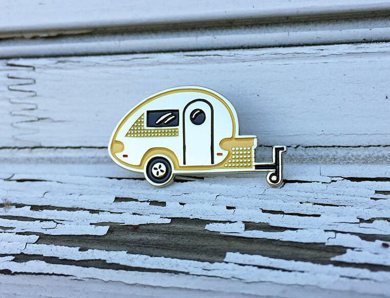T@b Anhänger Emaille Pin T@b Anhänger Emaille Pin von sarandipitous