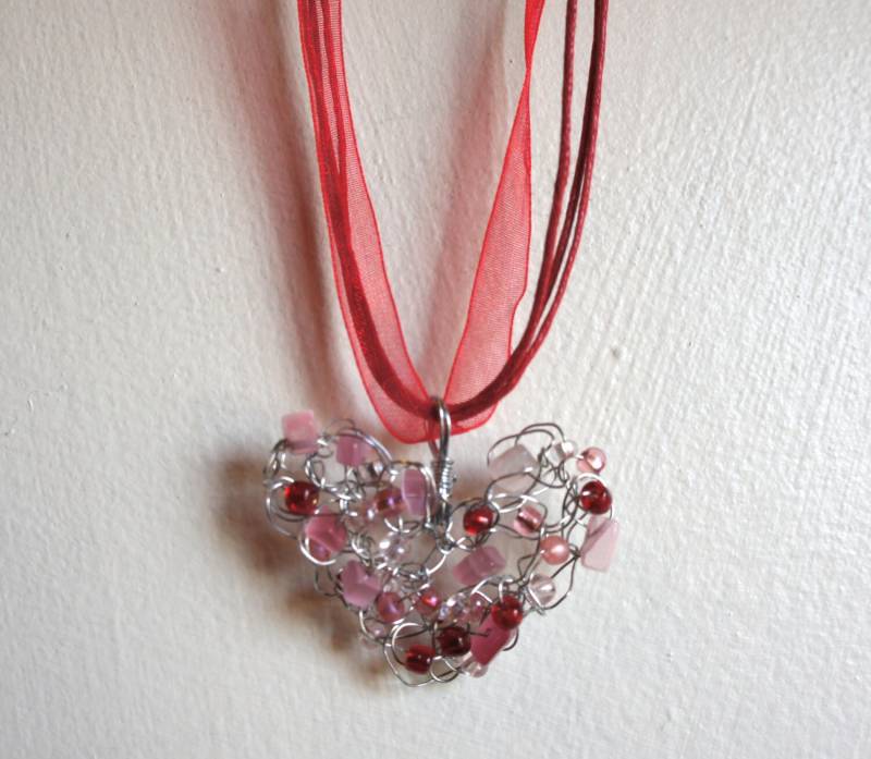 I Heart U. Valentinstag Gehäkelter Draht Herz Anhänger Mit Rosa Katzenauge Und Roten Perlen An Einer Bandhalskordel von sarioriginals