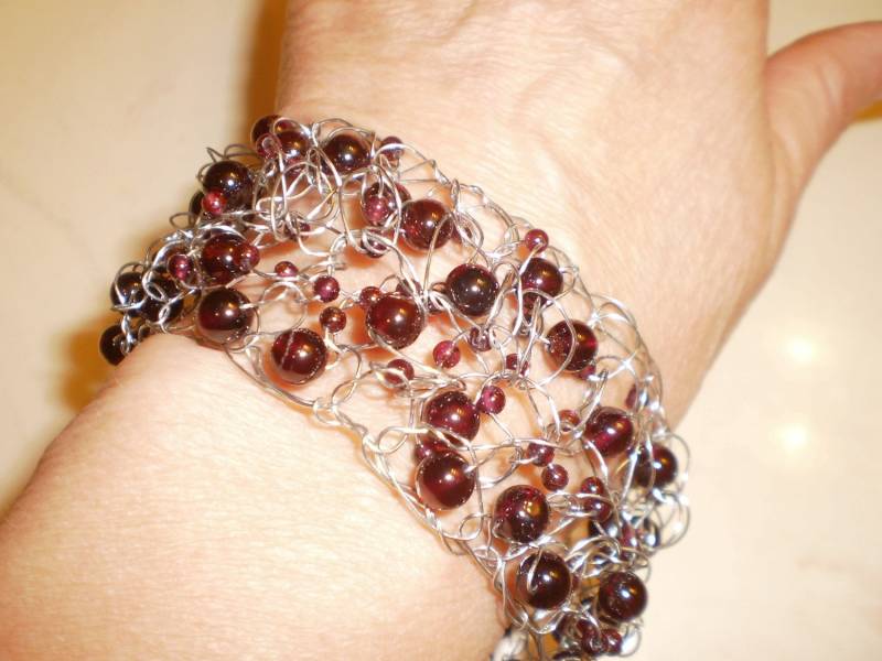 Januar Ist Für Granate. Gehäkeltes Drahtarmband Mit Tiefroten Granatperlen von sarioriginals