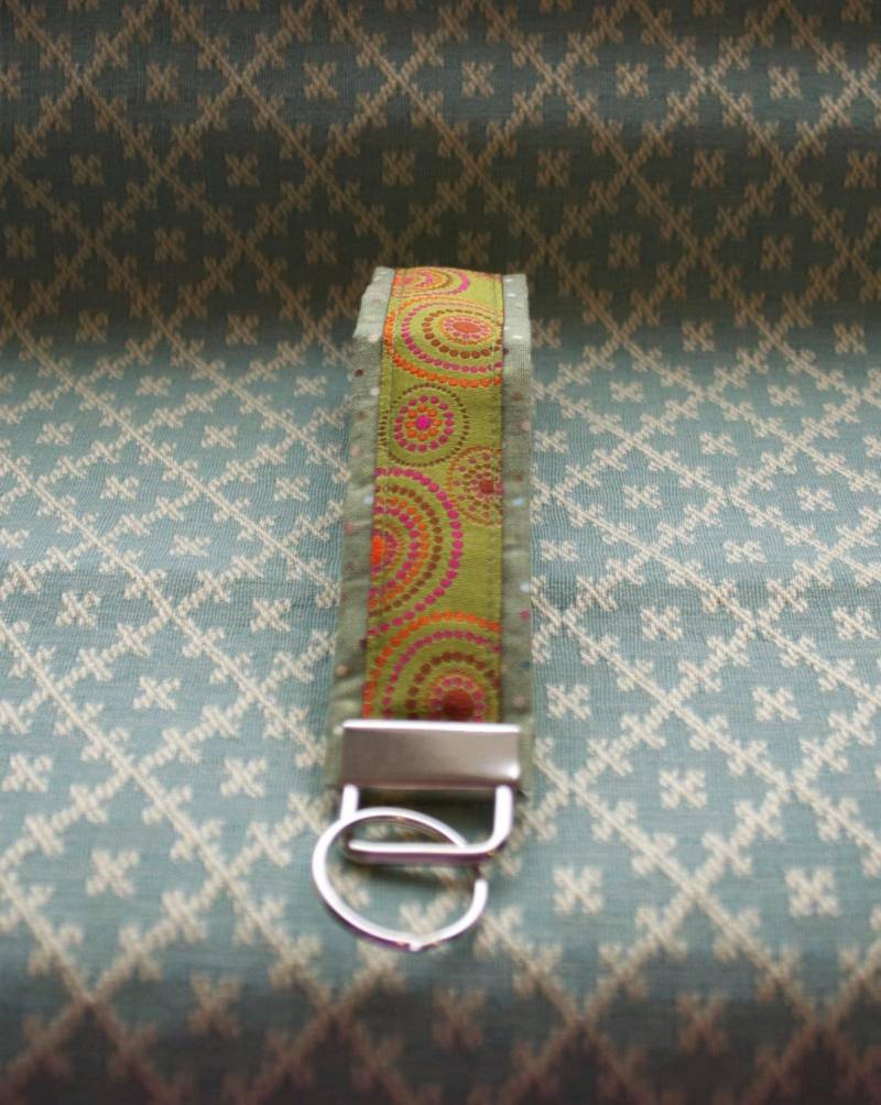 Grüne Funky Band Schlüsselanhänger, Wristloop Armband Schlüsselanhänger von sassygirl